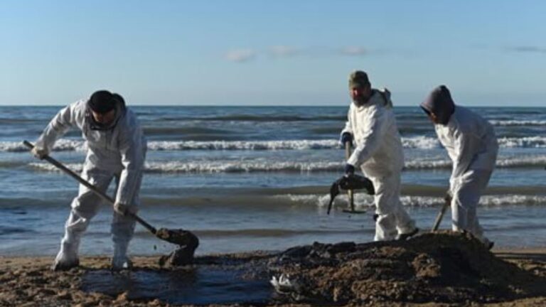 Oil Spill in Crimea: Environmental Crisis and Geopolitical Implications